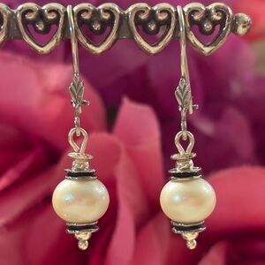 Silpada Sterling Silver ‘LIGHT THE WAY’ Pearl Earrings W0922